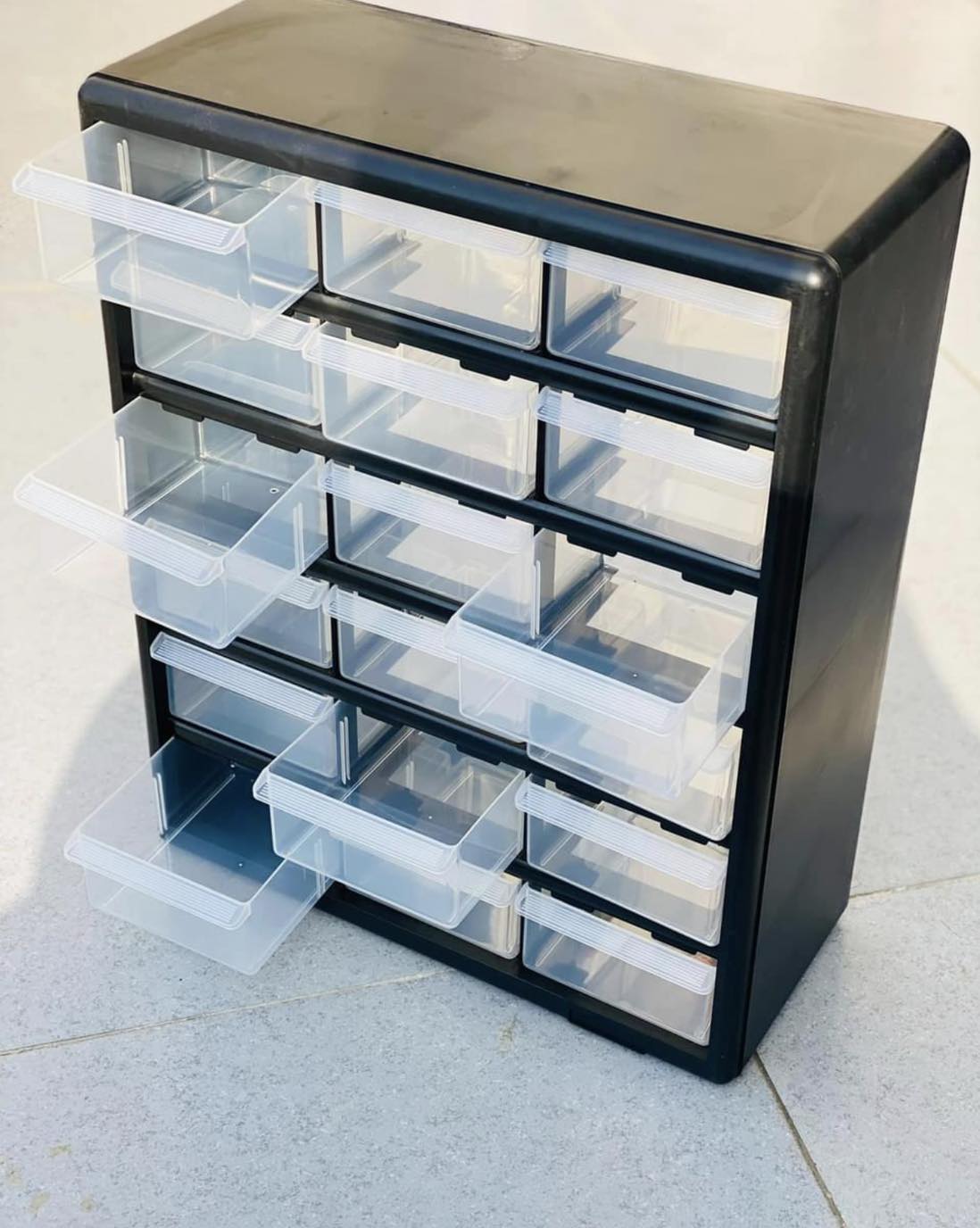 18 DRAWER PLASTIC PARTS STORAGE HARDWARE AND CRAFT CABINET